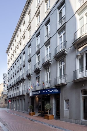 En hotels bygning med skilt for 'HOTEL SAUVEUR' og 'EVENTS HOTELS', der indikerer et muligt eventområde.