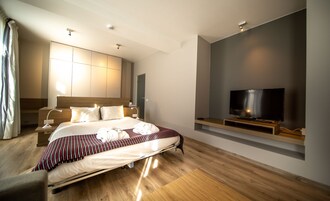 Minibar, caja de seguridad en la habitación y escritorio 