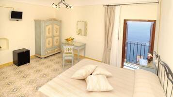 Camera tripla | Una scrivania, Wi-Fi gratuito