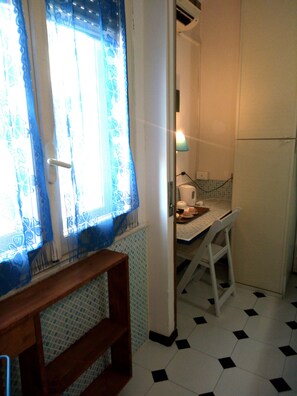 Chambre Triple, 1 chambre, salle de bains attenante, côté cour intérieure