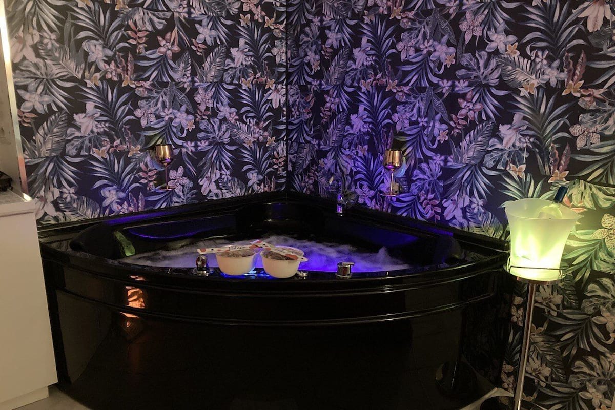 Deluxe Double Room, Hot Tub (for 2 people) | 低過敏寢具、羽絨被、客房內保險箱、免費無線上網