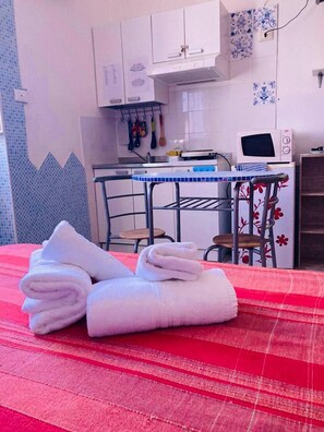 Habitación triple Confort, baño en la habitación (for 2 people) | Ropa de cama hipoalergénica y edredón