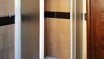 Kostenlose Toilettenartikel, Haartrockner, Bidet, Handtücher