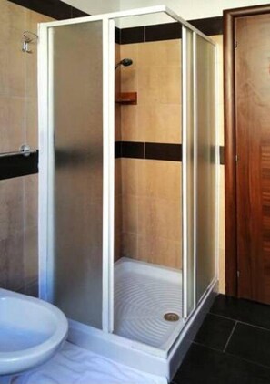 Articles de toilette gratuits, sèche-cheveux, bidet, serviettes fournies