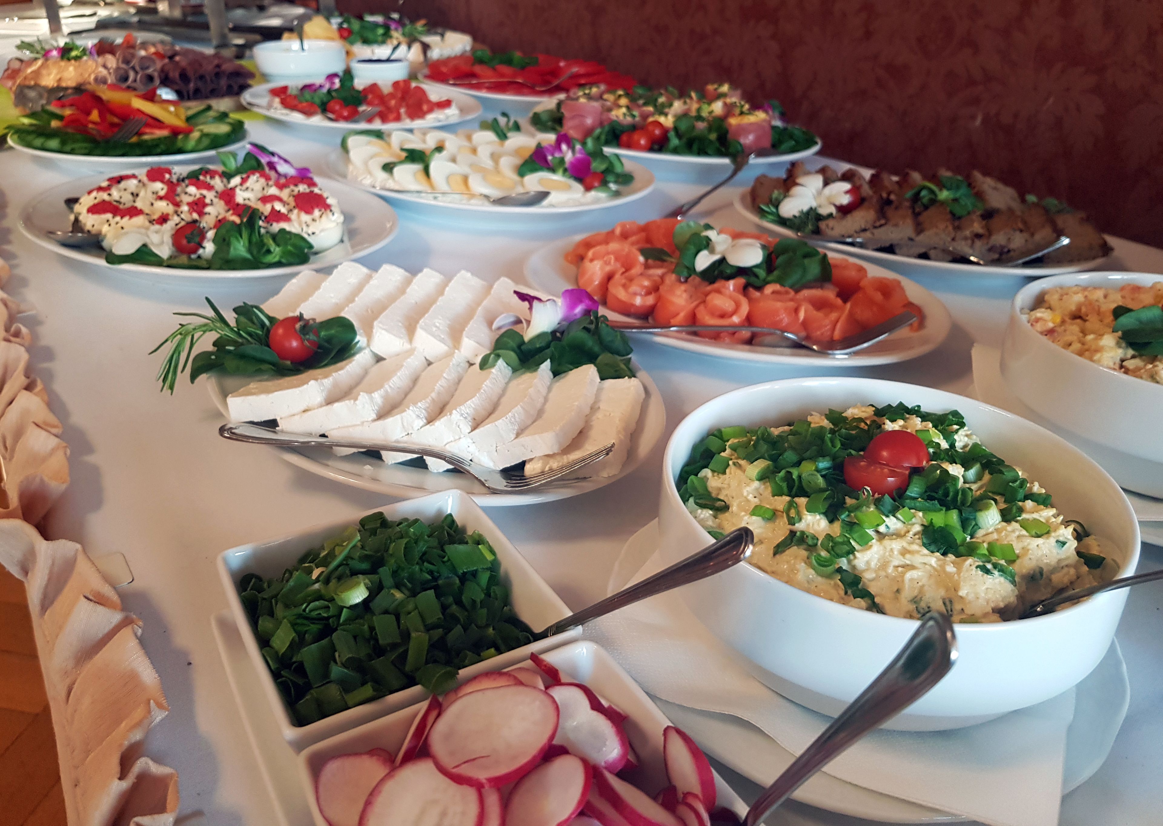 อาหารเช้าแบบบุฟเฟ่ต์ทุกวัน (PLN 50 ต่อคน)