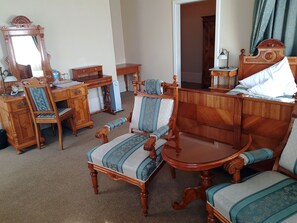 Individually decorated, individually furnished, desk, laptop workspace - Palac Paulinum (Jelenia Gora)