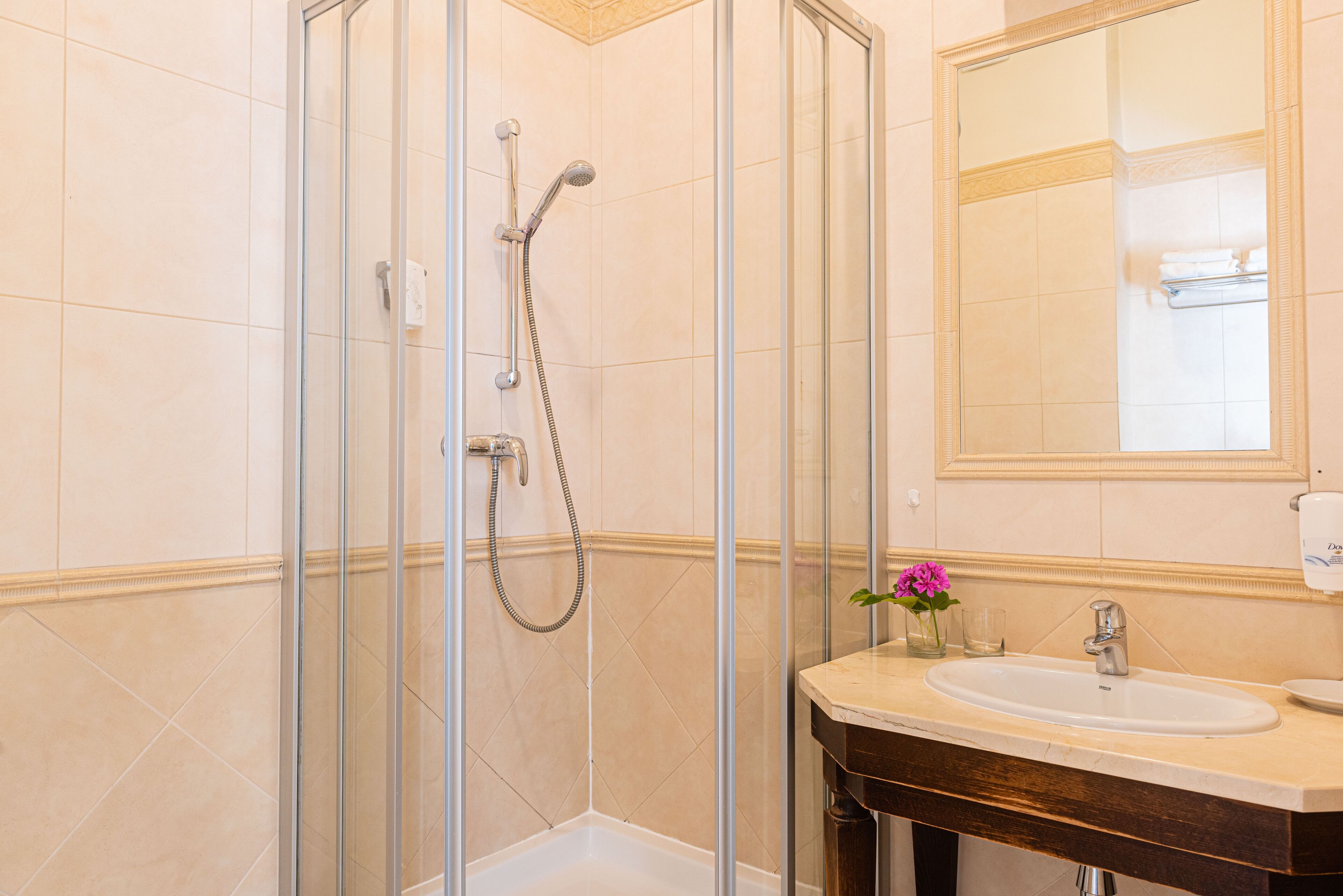 standard single room | bathroom | towels