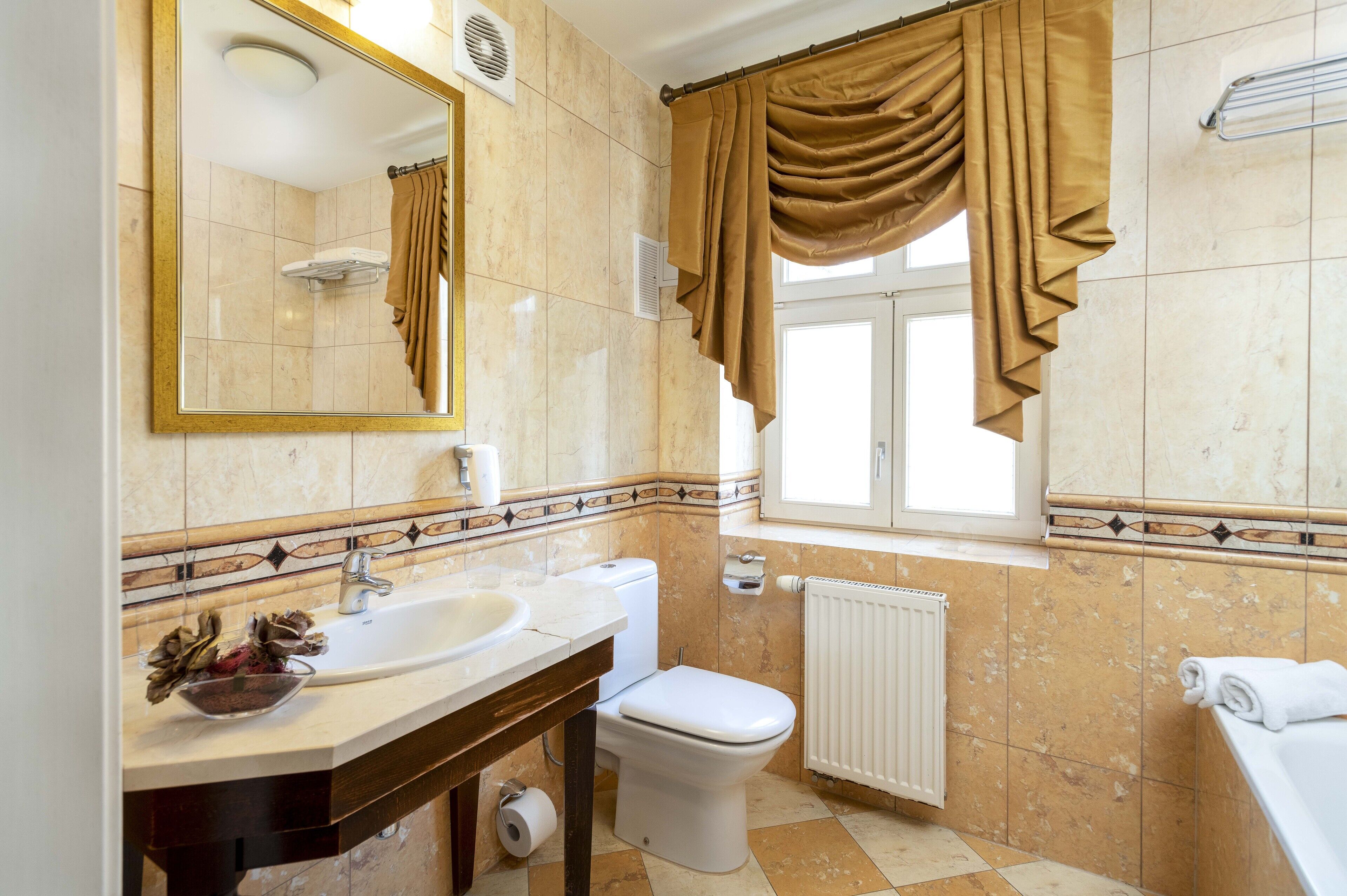 deluxe double room, 1 king bed, park view | bathroom | towels