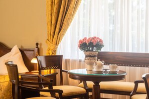 Individually decorated, individually furnished, desk, laptop workspace - Palac Paulinum (Jelenia Gora)