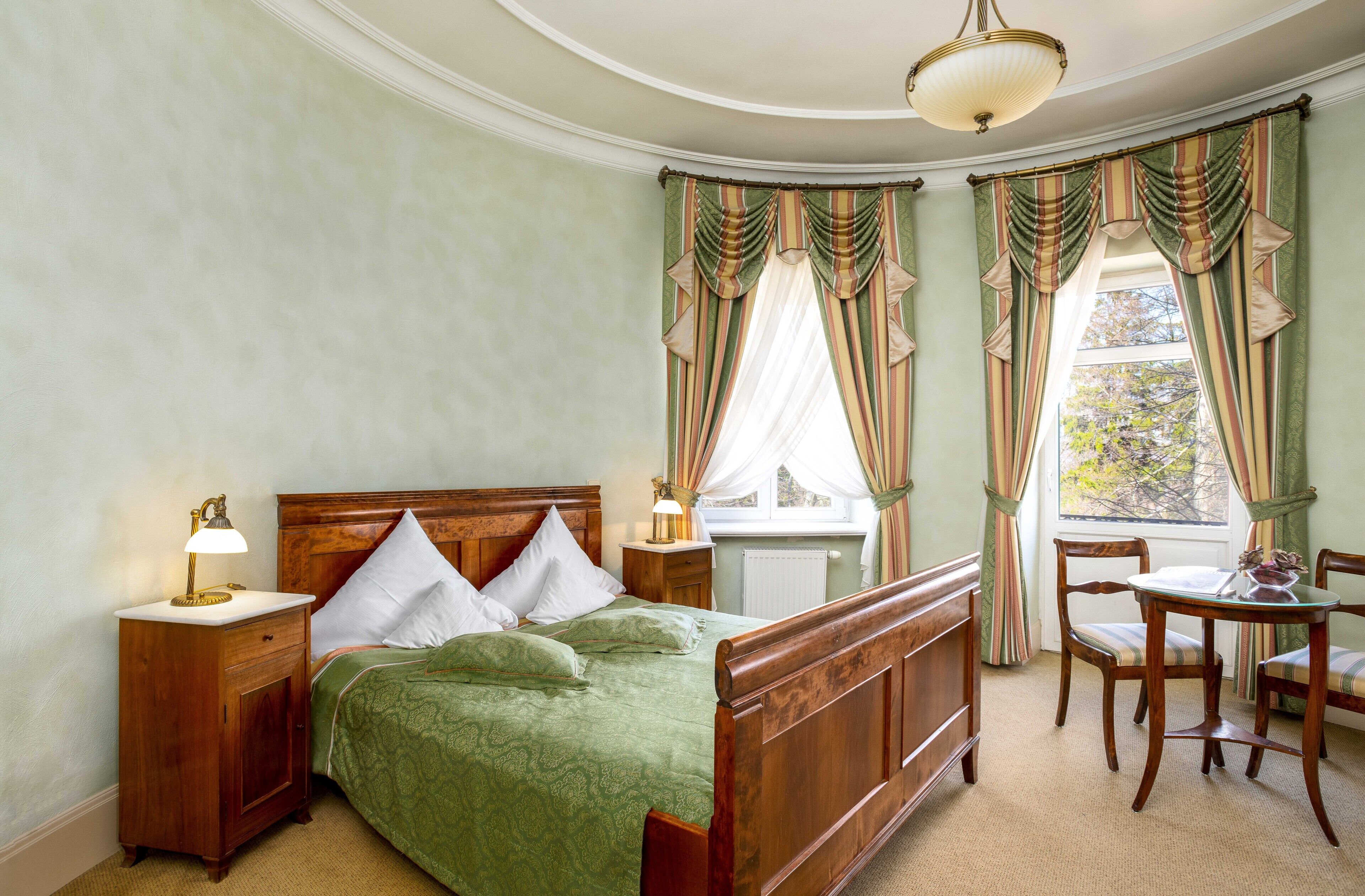 deluxe double room, 1 king bed, park view | 1 bedroom, individually decorated, individually furnished, desk