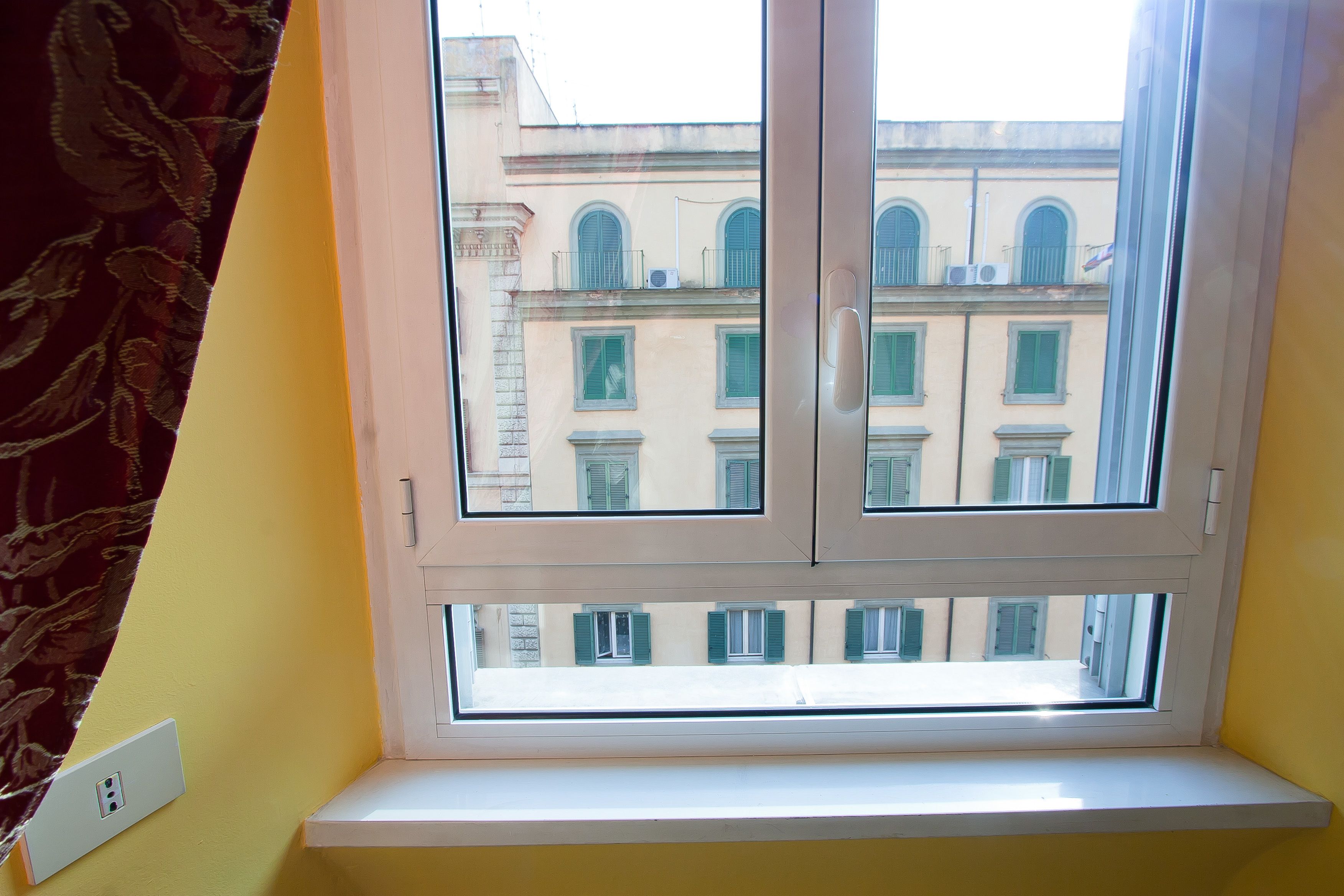 single room | in-room safe, desk, free wifi