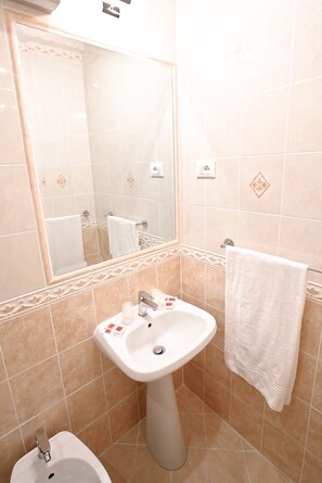 Double or Twin Room | Bathroom | Shower, hair dryer, bidet, towels - Bed In Roma (Rome)