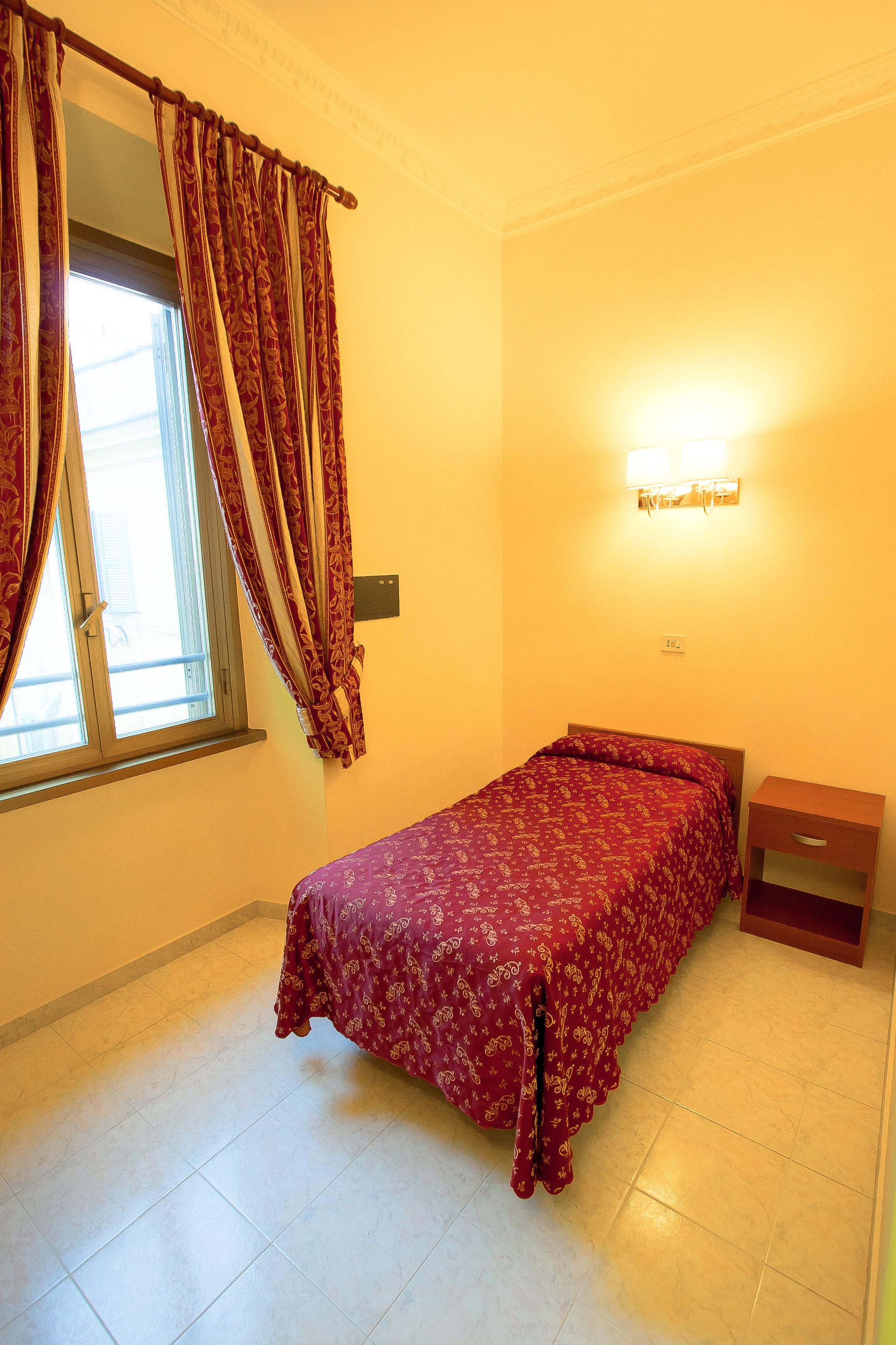 single room | in-room safe, desk, free wifi