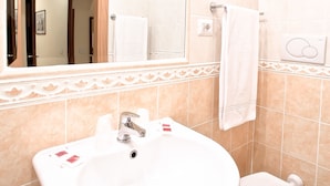 Ducha, secador de pelo, bidet, toallas
