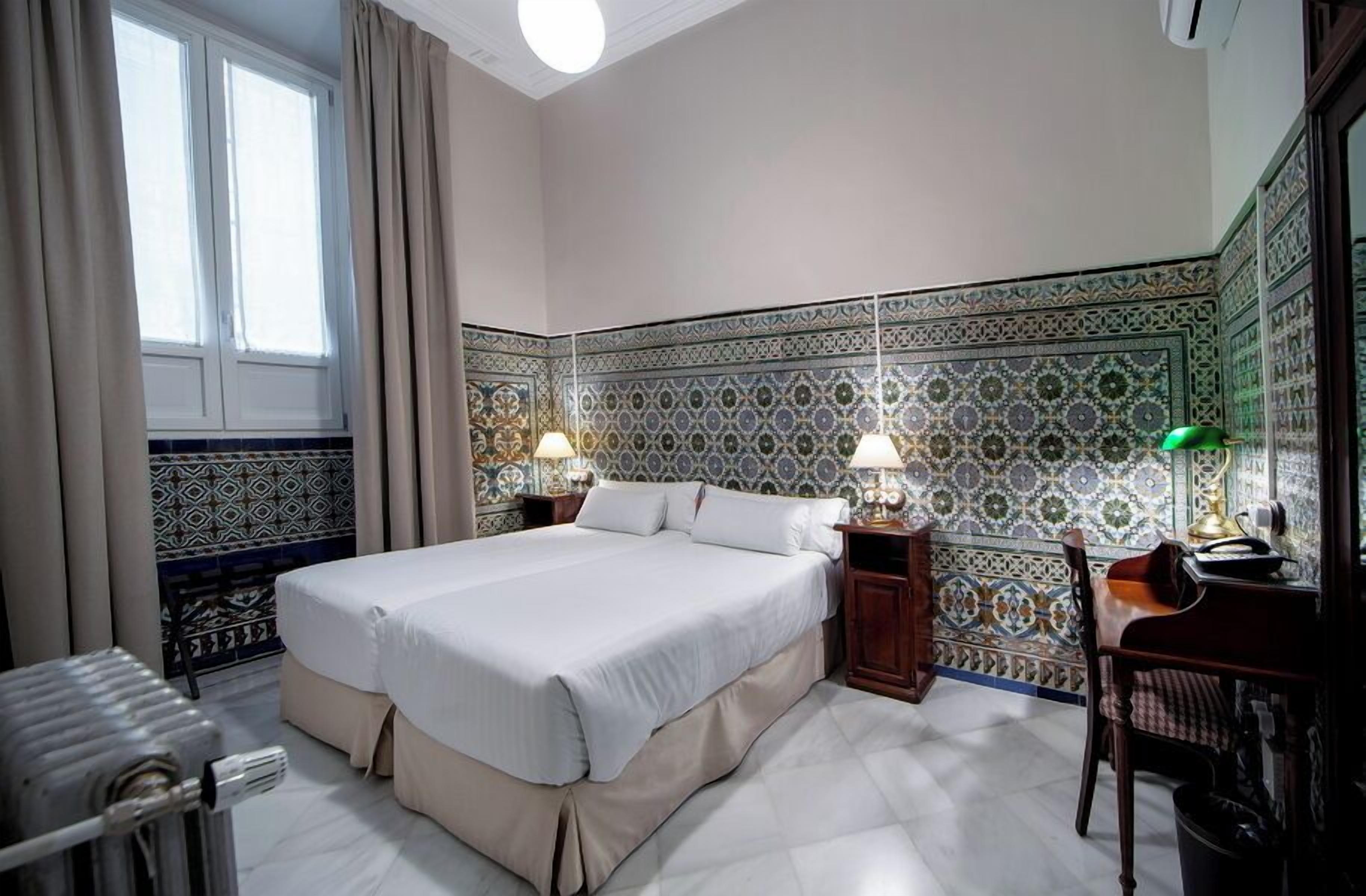 Habitación doble tradicional | Edredón, escritorio, tabla de planchar con plancha y wifi gratis 