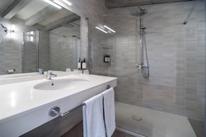 Comfort Double or Twin Room | Bathroom | Free toiletries, hair dryer, towels, soap - Hotel Simón (Seville)