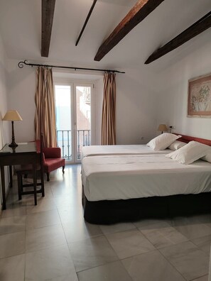 Double Room | Desk, iron/ironing board, free WiFi, bed sheets - Hotel Simón (Seville)