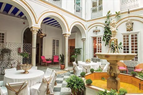 Courtyard. Hotel Simón