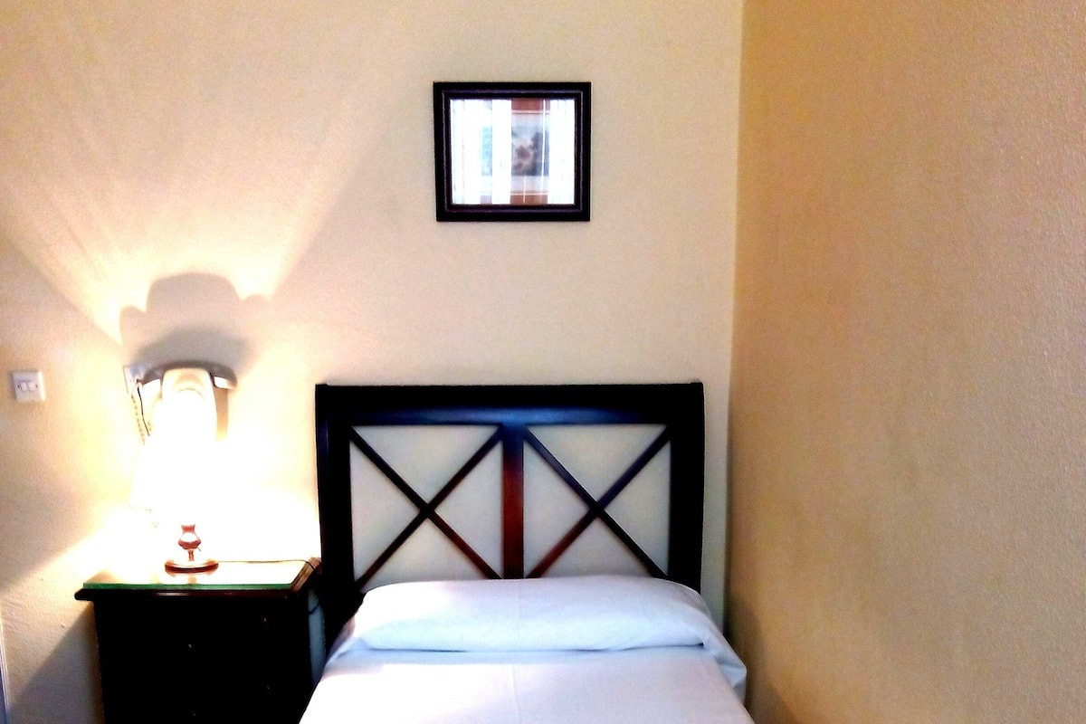 Single Room | Desk, iron/ironing board, free WiFi, bed sheets