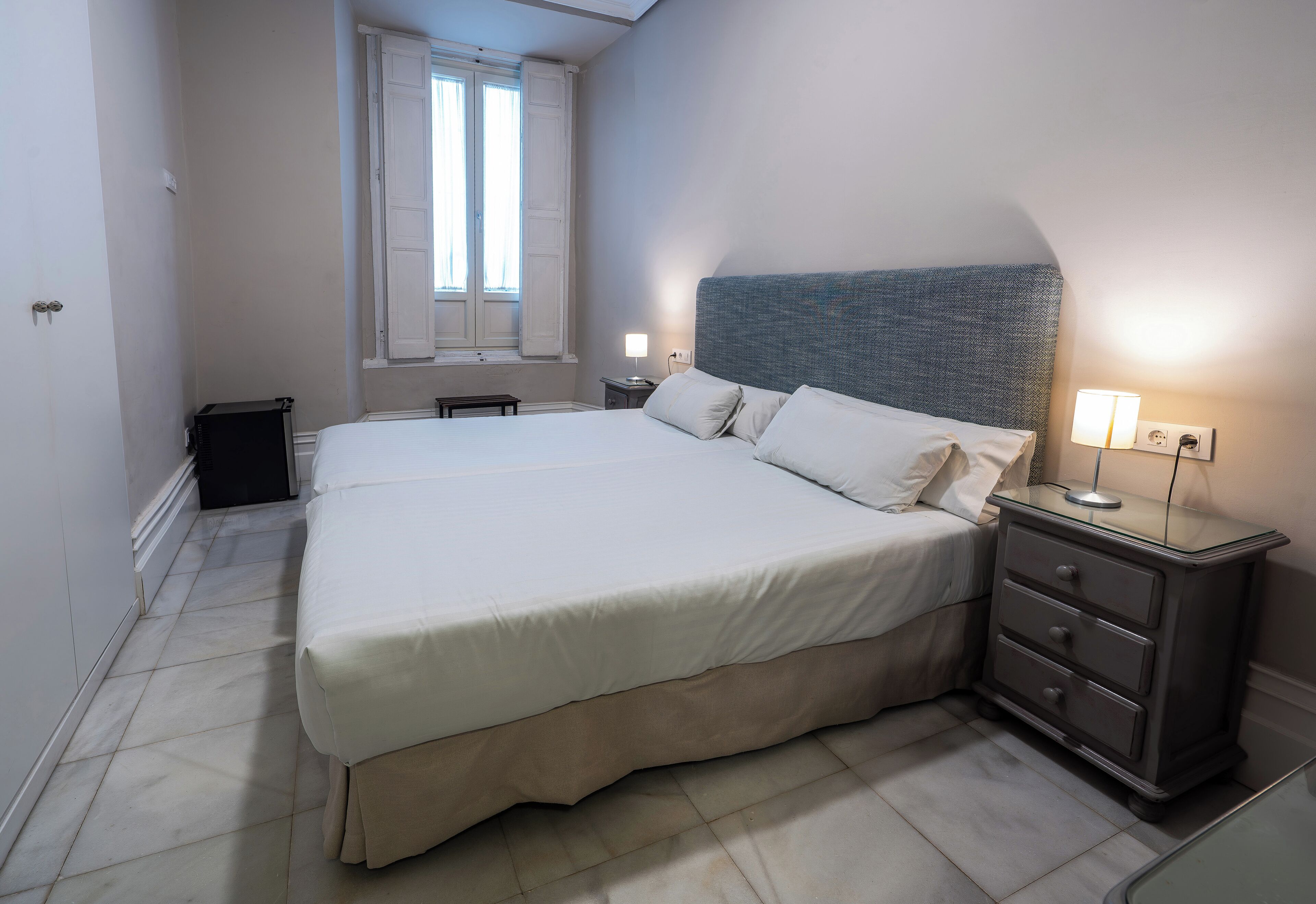 Habitación Confort con 1 cama matrimonial o 2 individuales | Edredón, escritorio, tabla de planchar con plancha y wifi gratis 