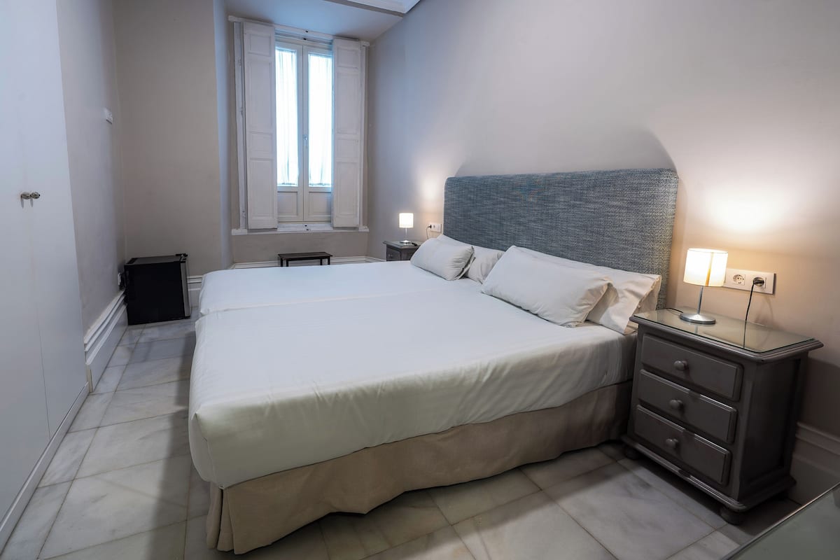 Habitación Confort con 1 cama matrimonial o 2 individuales | Edredón, escritorio, tabla de planchar con plancha y wifi gratis