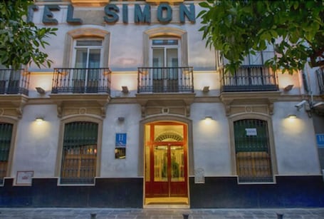 Fachada de la propiedad por la tarde o noche