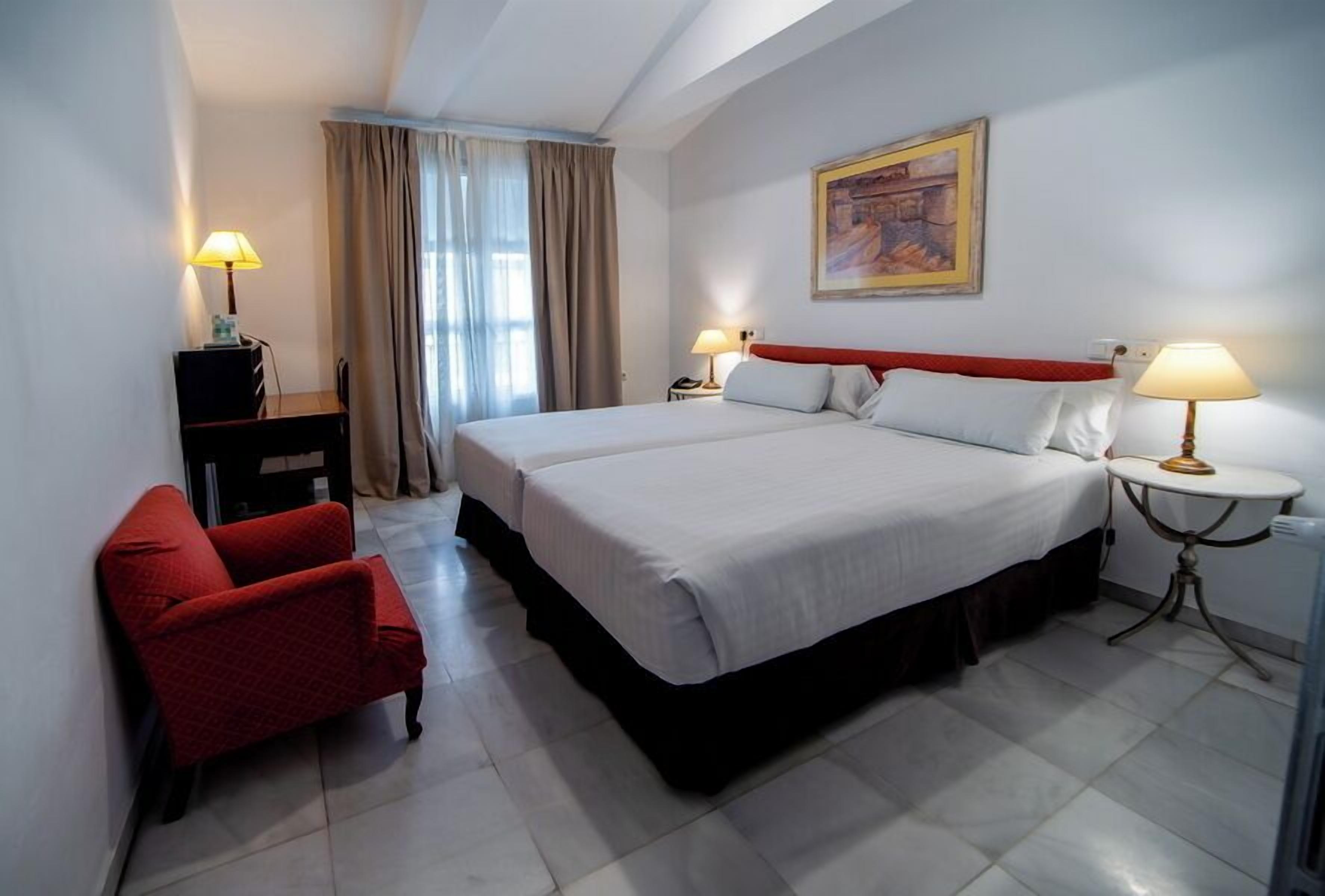 Habitación estándar con 1 cama matrimonial o 2 individuales | Edredón, escritorio, tabla de planchar con plancha y wifi gratis 