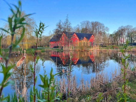 2 restaurantes; se sirve desayuno, almuerzo y cena; cocina internacional