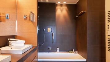 Quarto casal superior | Banheiro | Secador de cabelo, roupões de banho, chinelos, toalhas de banho