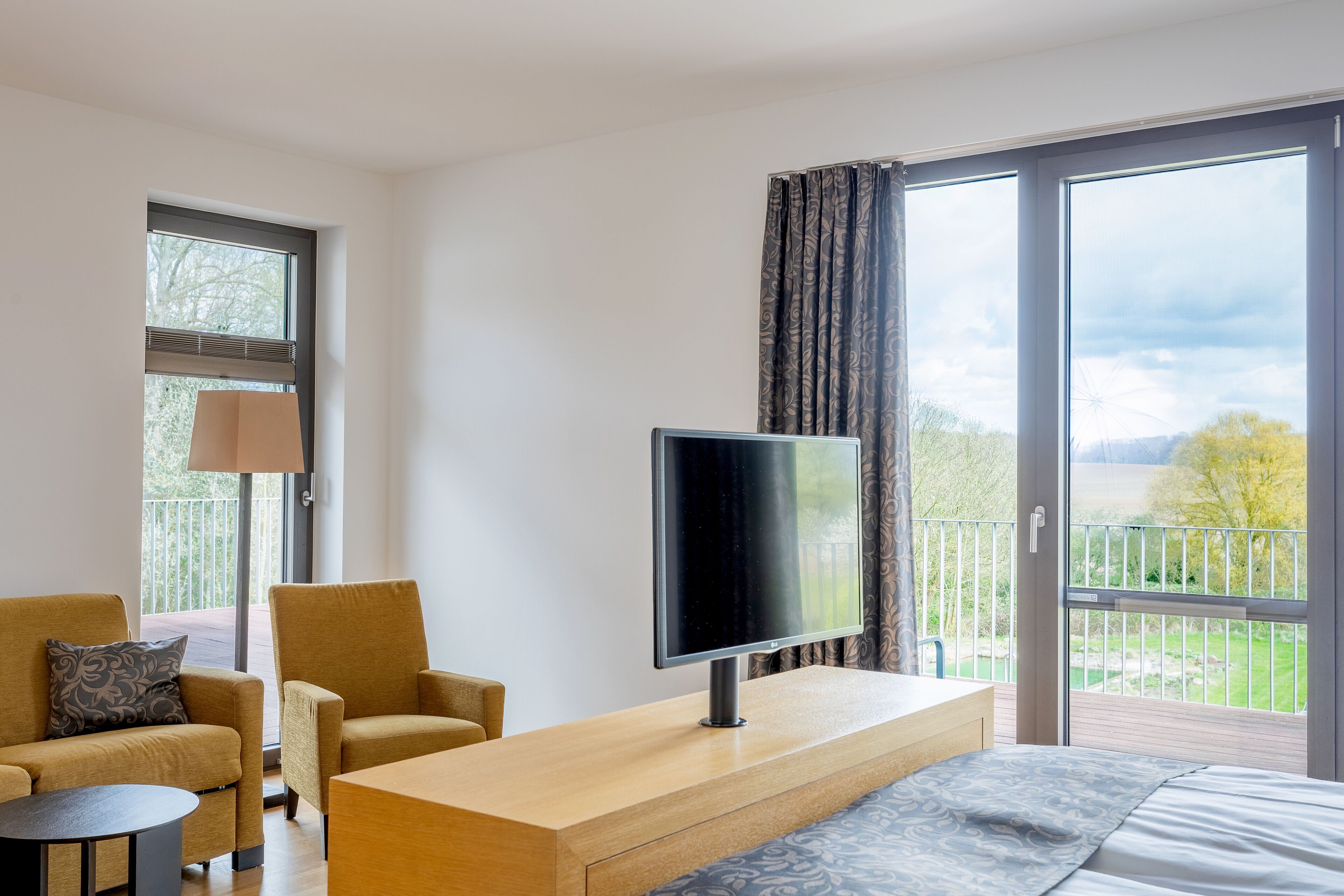 superior double room | living area | 90-cm flat-screen tv with satellite channels, tv