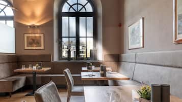 2 restaurants, breakfast, lunch, dinner served; international cuisine
