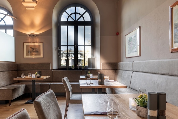 2 restoran, melayani sarapan, makan siang; sajian masakan internasional