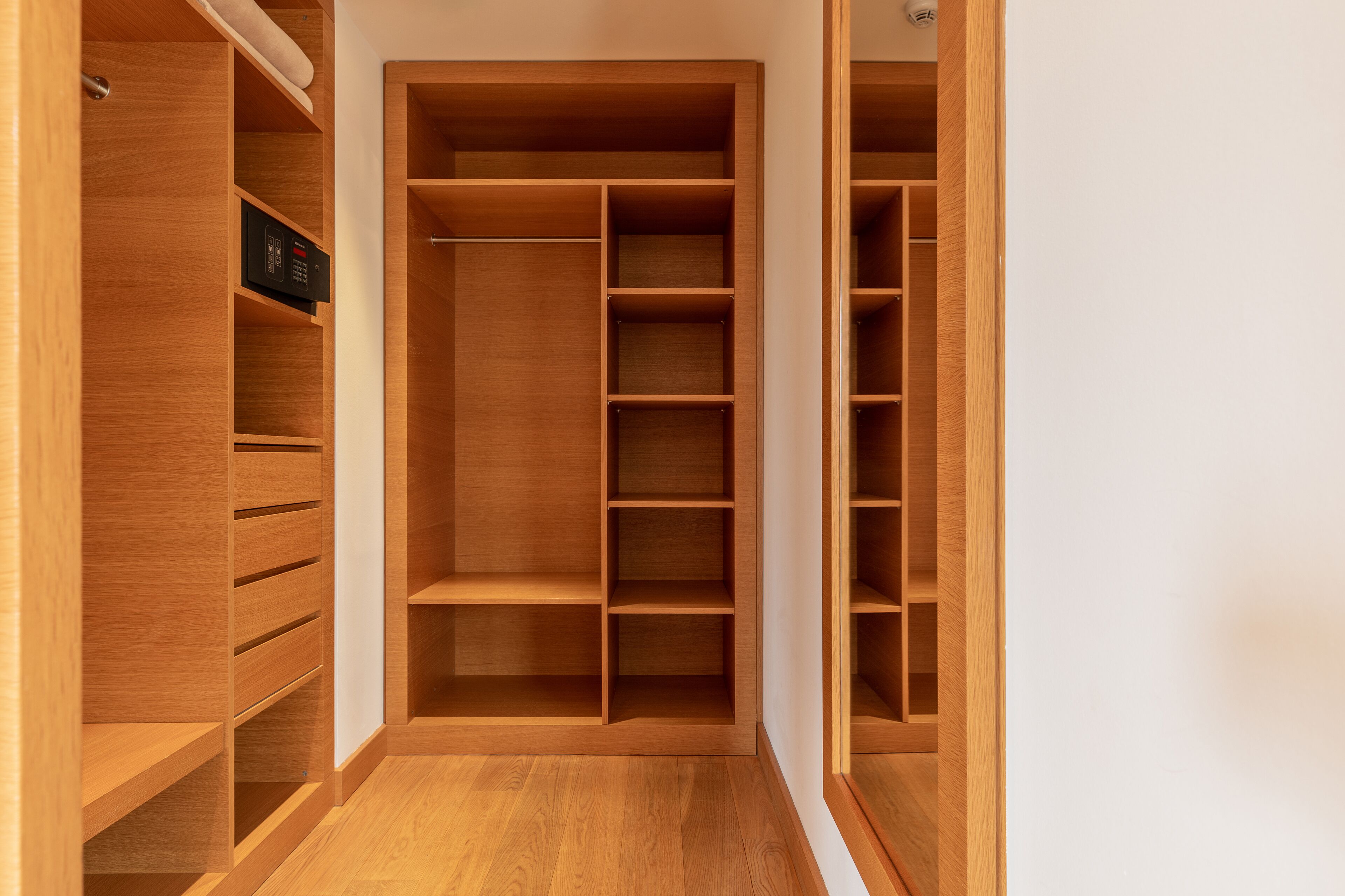 suite | living area | 90-cm flat-screen tv with satellite channels, tv