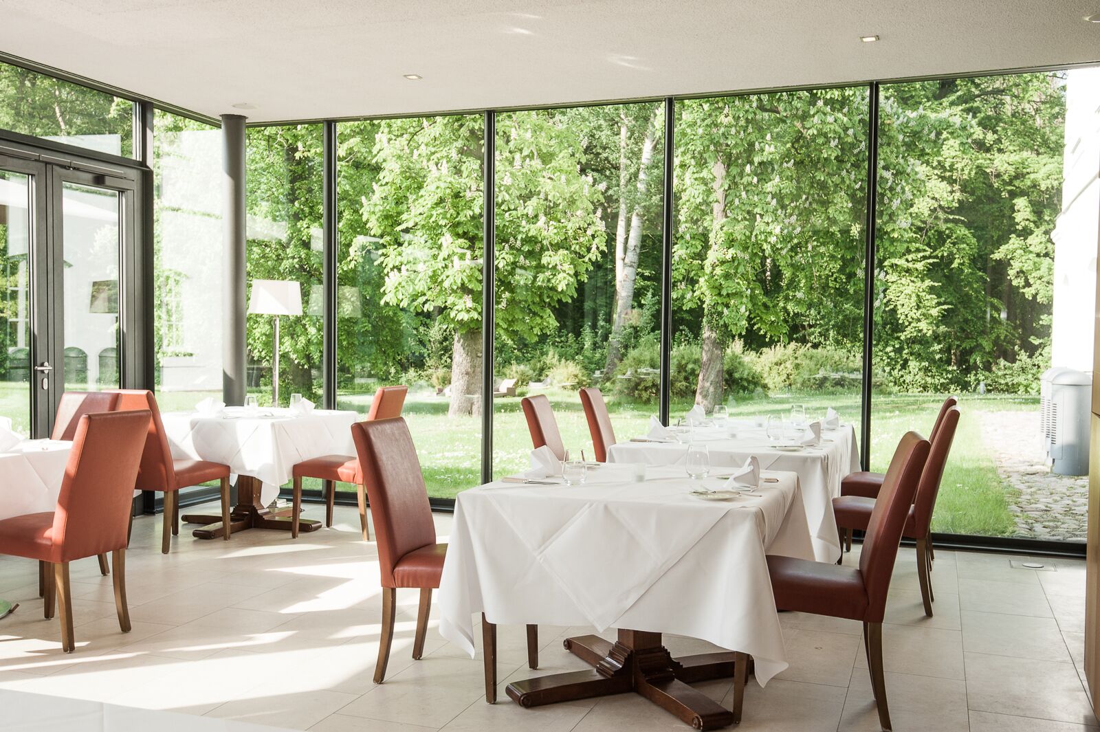 2 restaurants, breakfast, lunch, dinner served; international cuisine