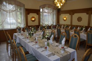 Melayani makan siang dan makan malam dengan santap malam alfresco 