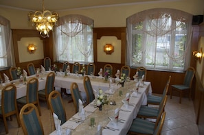 Lunch and dinner served  - Ratskeller Thum (Thum)