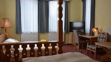 Vierpersoonskamer | Een bureau, een laptopwerkplek, verduisterende gordijnen