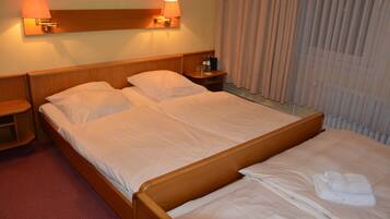 Habitació triple | Escriptori, espai de treball apte per a portàtils i cortines opaques