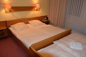 Triple Room | Desk, laptop workspace, blackout drapes, soundproofing - Hotel Meyn (Soltau)