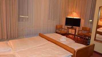 Triple Room | Desk, laptop workspace, blackout curtains, soundproofing