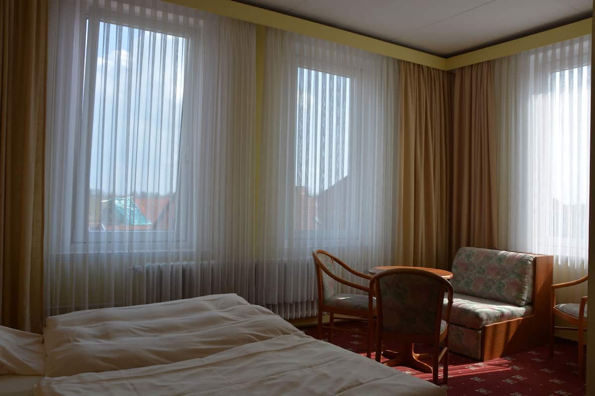 Escritorio, espacio para trabajar con laptop y cortinas blackout