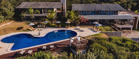 Una piscina al aire libre