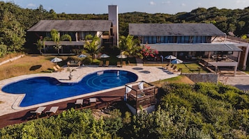 Una piscina al aire libre
