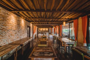 Se sirven desayunos, almuerzos y cenas; cocina brasileña