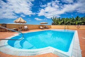 Outdoor pool, pool umbrellas, pool loungers - Hotel Rural El Navío- Adults Only (Guia de Isora)