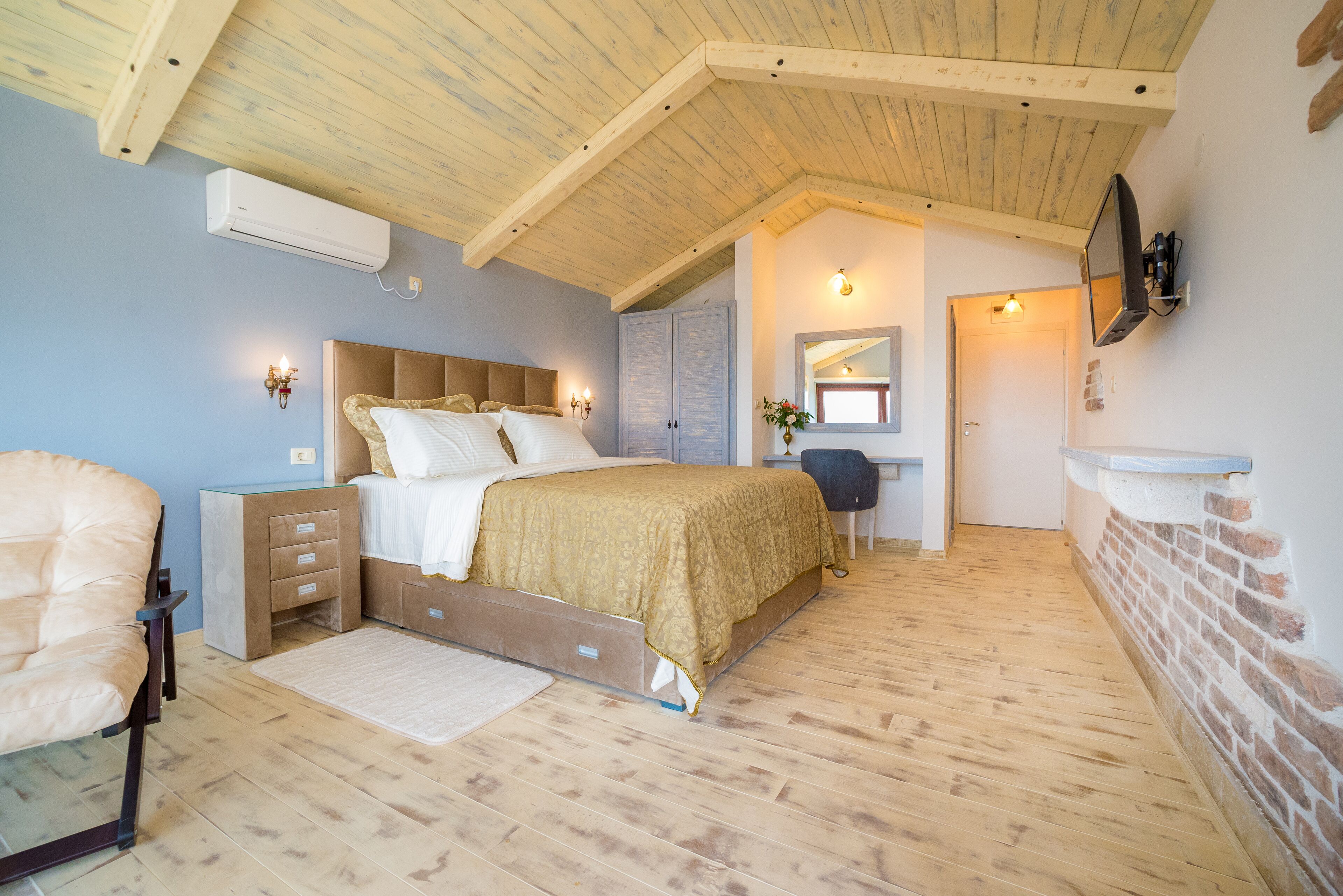 Premium bedding, down duvets, Select Comfort beds, desk