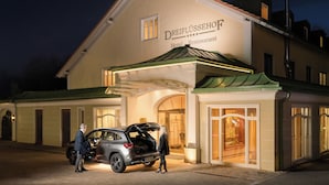 Un hotel con un letrero que dice "DREIFLÜSSEHOF Hotel Restaurant".