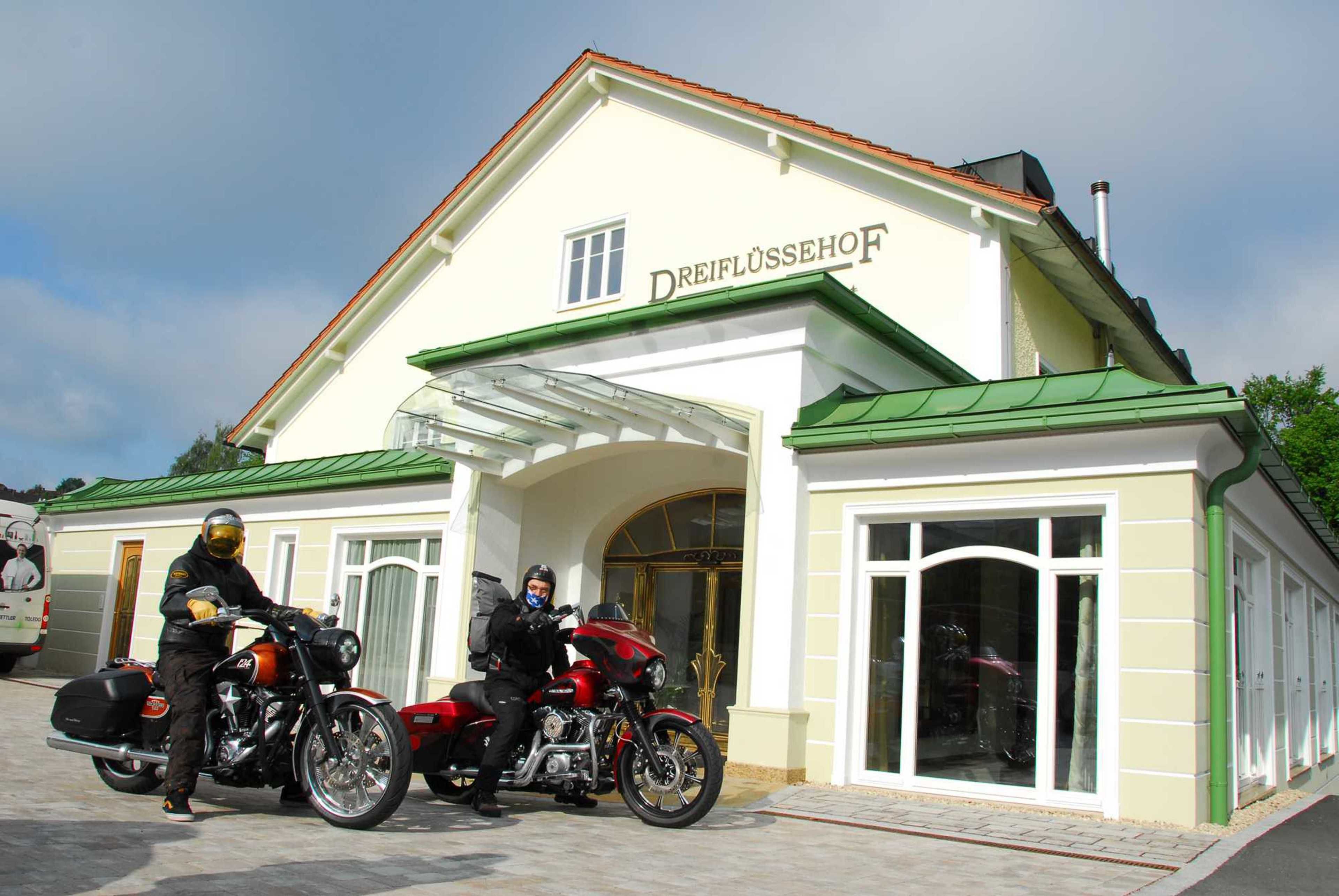 Un bâtiment sur lequel on peut lire l’inscription « Dreiflüssehof ».
