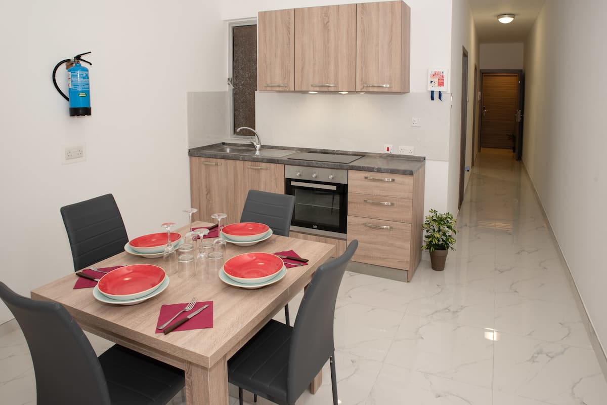 Cozinha compacta com área de refeições.