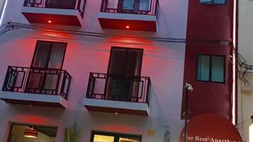 Fachada de la propiedad por la tarde o noche